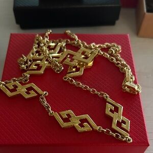 Elegant Gold Geometric Necklace